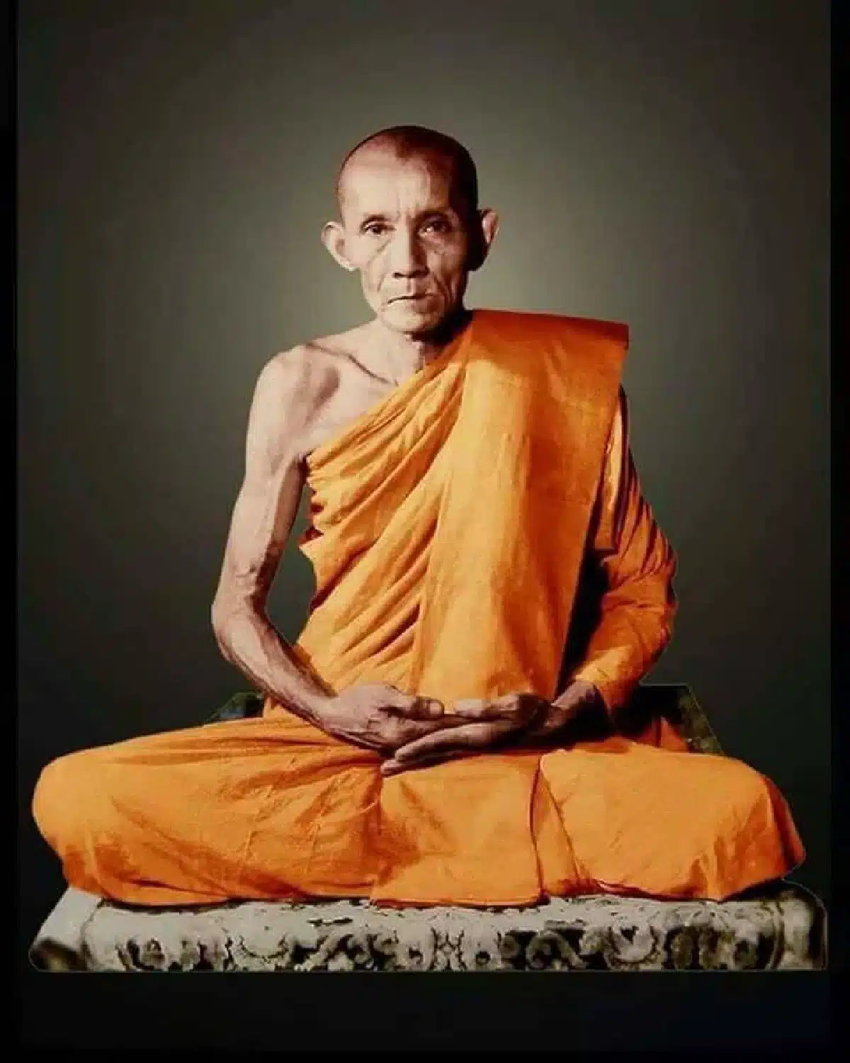 Thailändischer Mönch LP Kuay weiht Schutzamulett